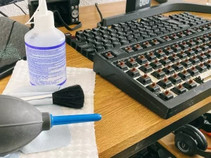 tips membersihkan debu keyboard laptop