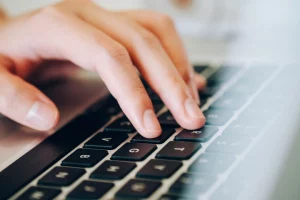 tips membersihkan debu keyboard laptop