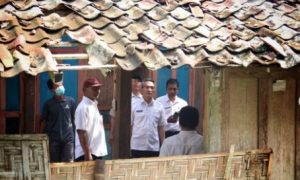 Bupati Bantul di salah satu rumah warga yang terdampak bencana