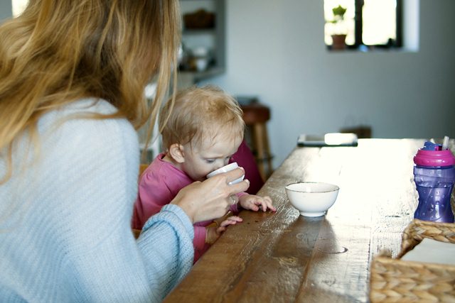 video TikTok ibu diduga beri bayinya kopi