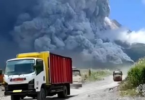 Gunung Merapi erupsi