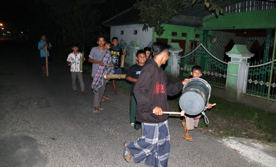 4 Tradisi Bangunkan Sahur Di Indonesia Tabuh Alat Musik Sambil Keliling Kampung Masih Jadi 8806