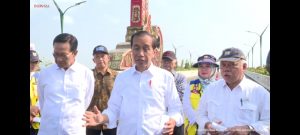 Joko Widodo Resmikan Jembatan Kretek 2, Warga Saling Berebut Jabat Tangan (foto: YouTube.com/Sekretariat Presiden)