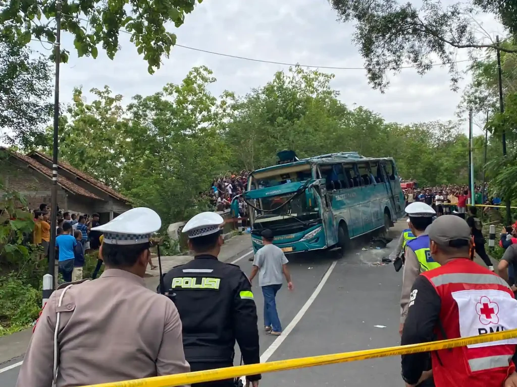 kecelakaan di bukit bego bus terguling